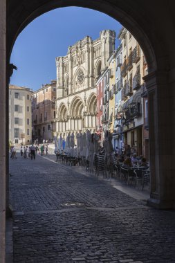 Cuenca, Ispanya 'da Plaza Mayor 'a giden bir kemer