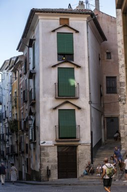 Tipik evleri inşaat cephede Cuenca, İspanya canlı renklerle boyalı Cuenca şehir eski şehir