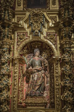 Cuenca Katedrali'nin iç, St Barbara Şapeli, ana Şapel arkasında bulunan ve İncil tarafında ambulatuar açık, Santa Barbara, Cuenca, İspanya merkezi niş oyulmuş çok renkli