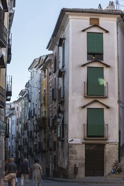 クエンカ、クエンカ、スペイン生活色で塗装面の街の旧市街の典型的な住宅建設 — ストック写真