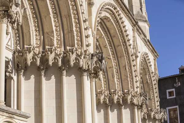 Detalle de fachada de la Catedral de Cuenca, La catedral está dedicada a San Julián, estilo gótico inglés-norman, siglo XII — Foto de Stock