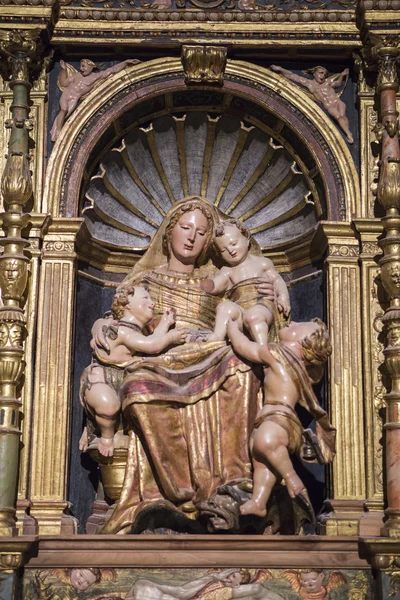 Interior da catedral de Cuenca, Capela Muoz, fundada pelo Cânone da Catedral Dr. Eustaquio Muoz, retábulo plateresco de Juan de Alarcon de meados do século XVII, Cuenca, Espanha — Fotografia de Stock