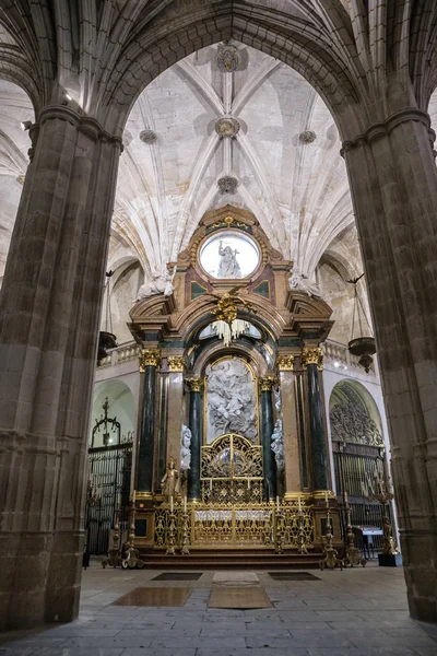 Στο εσωτερικό του καθεδρικού ναού της Κουένκα, του ξωκλήσι του σαν Τζούλιαν ή της διαφανούς, βρίσκεται στην καρδιά του Περιπατητηρίου στο βωμό της μεγάλης εκκλησίας, πραγματοποιήθηκε με ομοφωνία ως ο υψηλός βωμός, Κουένκα, Ισπανία — Φωτογραφία Αρχείου