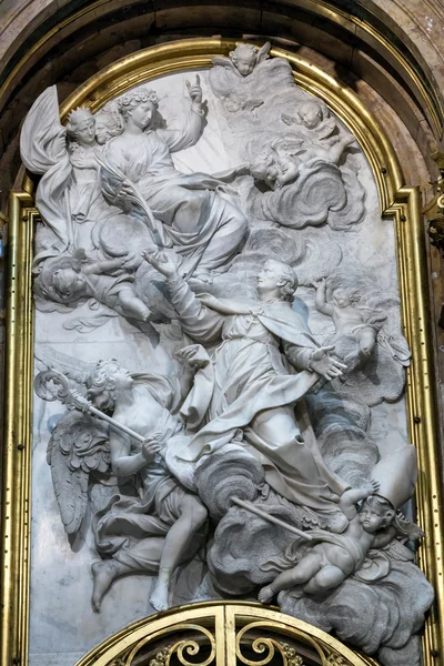 Interior of the Cathedral of Cuenca, new Chapel of San Julian or the transparent, detail in white marble high relief with the episode from the life of San Julian corresponds to the time that receive the Palm of Holin — Stock Photo, Image