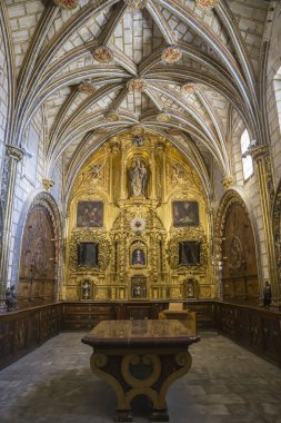 Cuenca Katedrali Ana Sacristy, Plateresque Gotik geçiş tarzı. Bu bolca dekore edilmiş nervürlü tonozlar ile dikdörtgen bir konaklama. Merkezin Bürosu mermerden yapılmış 
