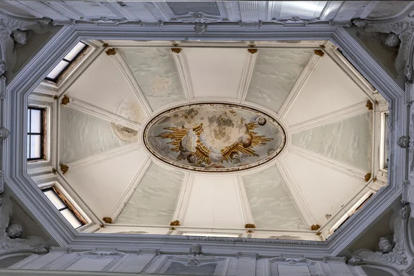 クエンカの大聖堂の内部、ホセ・マルティン・デ・アルデウエラ、クエンカ、人類の愛国、スペインのための年1.772年に実現したチャプタールームの天窓 — ストック写真
