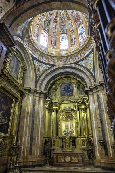 Interiören i katedralen i Cuenca, kapell Nuestra Seora del Sagrario, uppfördes mellan 1,629 och 1655 som Proyecto de El arquitecto Fray Alberto de La Madre de Dios, formad växt grekiska korset och Skylight Dome — Stockfoto