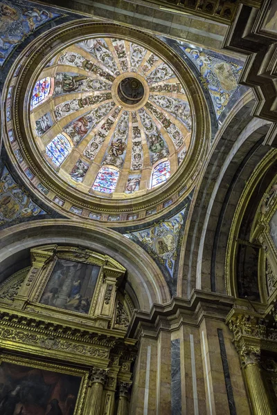 Interior of the Cathedral of Cuenca, Chapel of Nuestra Seora del Sagrario, was erected between 1.629 and 1655 as proyecto de el arquitecto Fray Alberto de la Madre de Dios, shaped plant Greek cross and skylight Dome — Stock Photo, Image