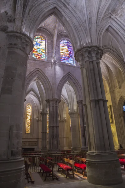 Inre av domkyrkan i Cuenca, detalj av valv sexpartitas som börjar en get av små kolumner. Flera fönster med målat glas belyser interiören — Stockfoto