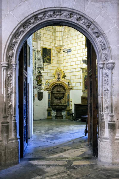 Interior of the Cathedral of Cuenca, sacristy entrance of the higher sacristy, the Auld mug in the center left an altar, and on the right a Gothic window, Cuenca, heritage of humanity, Spain — Stock Photo, Image