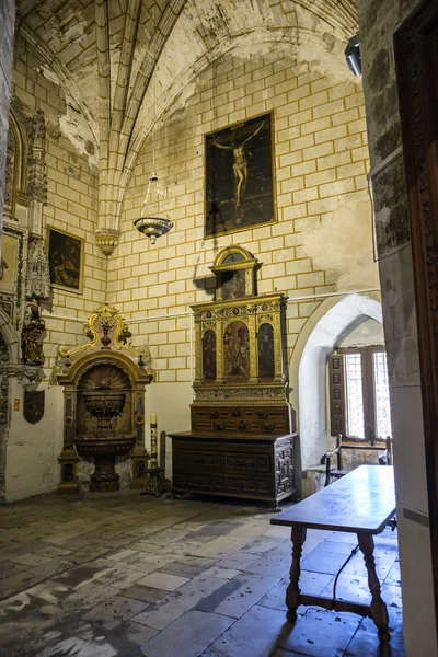 Interior of the Cathedral of Cuenca, sacristy entrance of the higher sacristy, the Auld mug in the center left an altar, and on the right a Gothic window, Cuenca, heritage of humanity, Spain — Stock Photo, Image