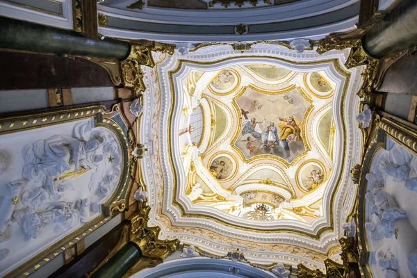 Interior da Catedral de Cuenca, Capilla del Pilar, parte central da abóbada da lanterna da Capela, pintura em fresco da coroação da Virgem. Cuenca, património da humanidade, Espanha — Fotografia de Stock