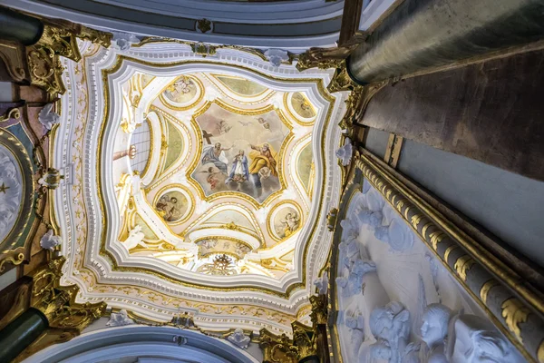 Interior da Catedral de Cuenca, Capilla del Pilar, parte central da abóbada da lanterna da Capela, pintura em fresco da coroação da Virgem. Cuenca, património da humanidade, Espanha — Fotografia de Stock