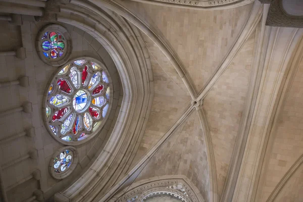 Détail des vitraux à l'intérieur de la cathédrale Notre-Dame de Grâce et Saint-Julien de Cuenca. Castilla-La Mancha, Espagne — Photo