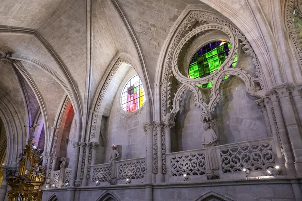 Részlet az ólomüveg ablak belsejében a székesegyház a mi Lady of Grace és Szent Julian a Cuenca. Castilla-La Mancha, Spanyolország — Stock Fotó