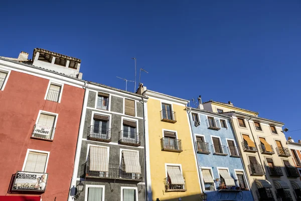 Case tipiche costruzione nel centro storico della città di Cuenca, fronti dipinti con colori vivaci, Cuenca, Spagna — Foto Stock