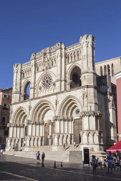 Les touristes marchent près de la façade de la cathédrale de Cuenca, La cathédrale est dédiée à saint Julien, gothique de style anglais-norman, XII siècle, appelé la basilique de Notre-Dame de Grâce — Photo