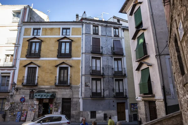 Typical houses construction in the old town of the city of Cuenca, fronts painted with living colors, Cuenca, Spain — Stock Photo, Image