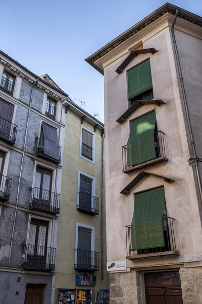 Typical houses construction in the old town of the city of Cuenca, fronts painted with living colors, Cuenca, Spain — Stock Photo, Image