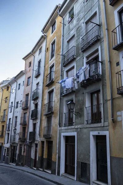 Case tipiche costruzione nel centro storico della città di Cuenca, fronti dipinti con colori vivaci, Cuenca, Spagna — Foto Stock