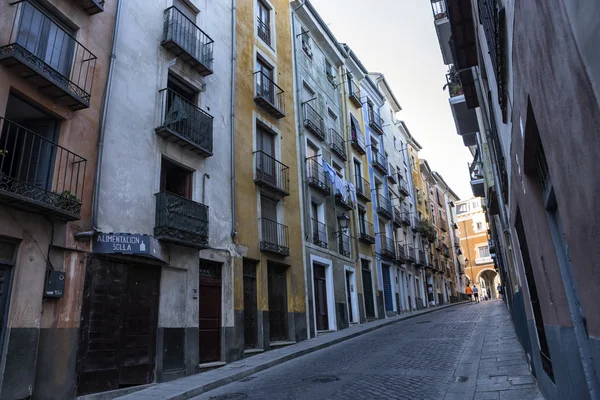 Case tipiche costruzione nel centro storico della città di Cuenca, fronti dipinti con colori vivaci, Cuenca, Spagna — Foto Stock