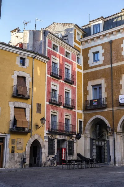 Case tipiche costruzione nel centro storico della città di Cuenca, fronti dipinti con colori vivaci, Cuenca, Spagna — Foto Stock