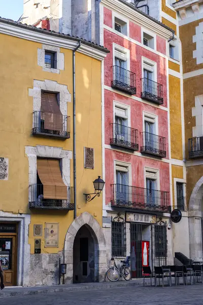 Rumah khas konstruksi di kota tua dari kota Cuenca, front dicat dengan warna hidup, Cuenca, Spanyol — Stok Foto