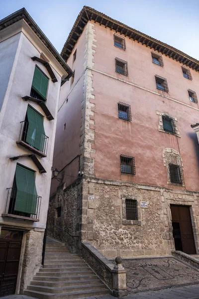 Tipica costruzione di case nel centro storico della città di Cuenc — Foto Stock