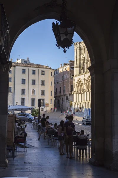 Un arco che conduce a Plaza Mayor a Cuenca, Spagna — Foto Stock