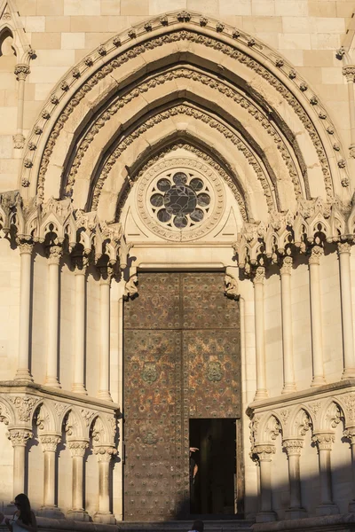 Részlet a Cuenca's Cathedral, a katedrális homlokzata szentelt St Julian, gótikus angol-normann stílusú, a XII. században — Stock Fotó