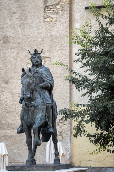 Escultura do Rei Afonso VIII na Cidade Velha da cidade, obra do artista de Cuenca Javier Barrios, Cuenca, Espanha — Fotografia de Stock