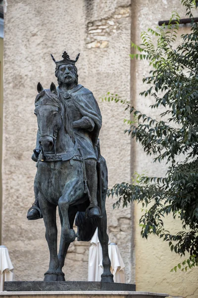 Escultura do Rei Afonso VIII na Cidade Velha da cidade, obra do artista de Cuenca Javier Barrios, Cuenca, Espanha — Fotografia de Stock