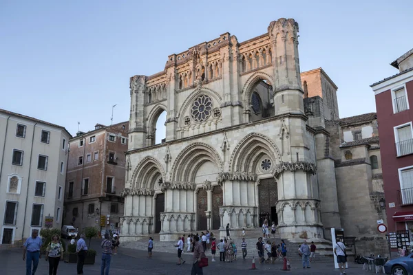Turistas caminan cerca de la fachada de la Catedral de Cuenca, España — Foto de Stock
