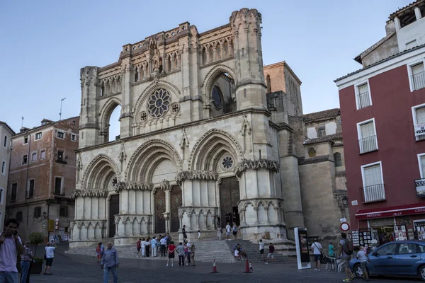 Turistas caminan cerca de la fachada de la Catedral de Cuenca, Cuenca, España — Foto de Stock