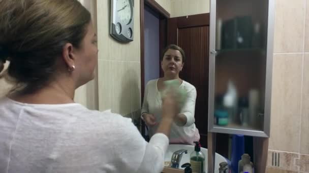 Espejo limpio mujer de mediana edad con un paño — Vídeo de stock