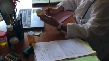 Doktor reçete bir hastane Danışma bir ilaç yapıyor