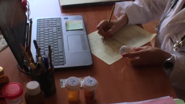 Medico che effettua la prescrizione di un medicinale in un consulto ospedaliero — Video Stock