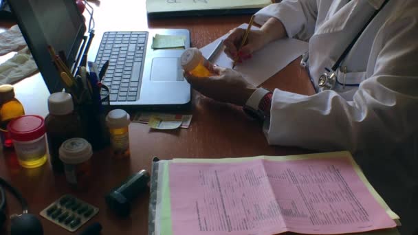 Médico haciendo la prescripción de un medicamento en una consulta del hospital — Vídeo de stock