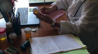 Doktor reçete bir hastane Danışma bir ilaç yapıyor