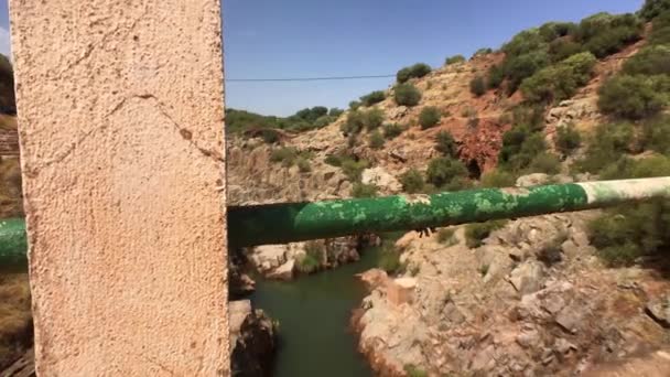 Táj, gránitos kőzetek, amely átmegy a folyó Guarrizas, Linares, Spanyolország — Stock videók