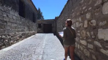 Turist uçak ile şehrin Patrimony insanlığın Baeza, İspanya eski sokaklar yürür