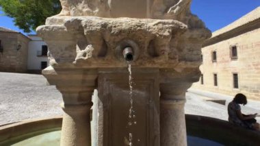 Çeşme ve St philip neri seminer plaza santa maria, baeza, jaen Eyaleti, Endülüs, İspanya, Batı Avrupa