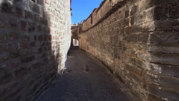 Barrio medieval en Baeza, callejuela con arco de piedra, provincia de Jaén, Andalucía, España — Vídeo de stock