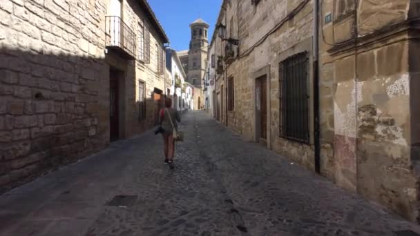 Мбаппе с самолетом прогуливается по старым улицам города, Мони Гуманити, Баэса, Испания — стоковое видео