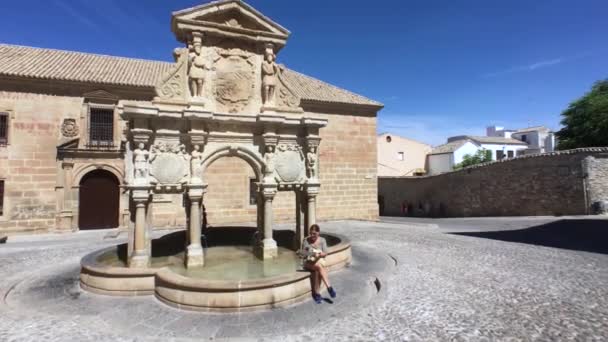 Fountain и Святого Филиппа Фабри на площади Санта-Мария, Баэса, Хаэн-Прованс, Андалусия, Испания, Западная Европа — стоковое видео