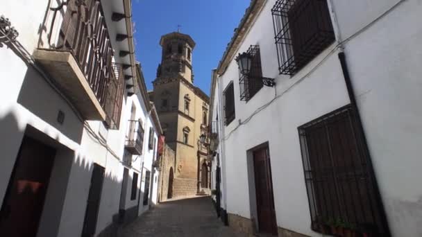Medeltida typiska street nära katedralen i Baeza — Stockvideo