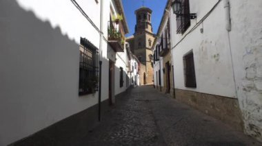 Turist uçak ile şehrin Patrimony insanlığın Baeza, İspanya eski sokaklar yürür