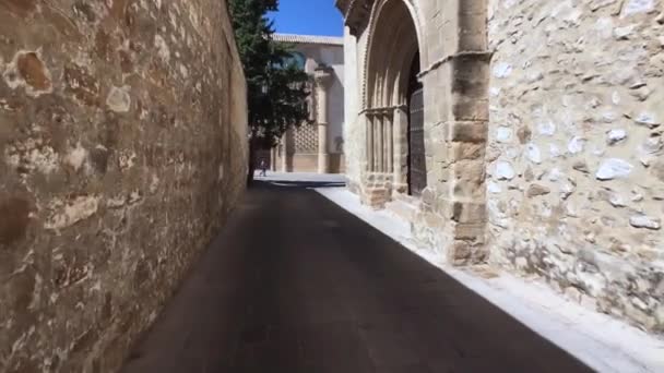 Medieval neighborhood in Baeza, alleyway with stone arch, Jaen province, Andalusia, Spain — Stock Video