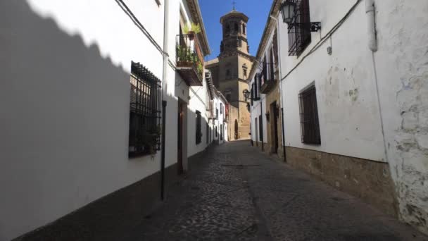 Туристична з площини прогулянки по старих вулицях міста, вотчиною людства, Baeza, Іспанія — стокове відео