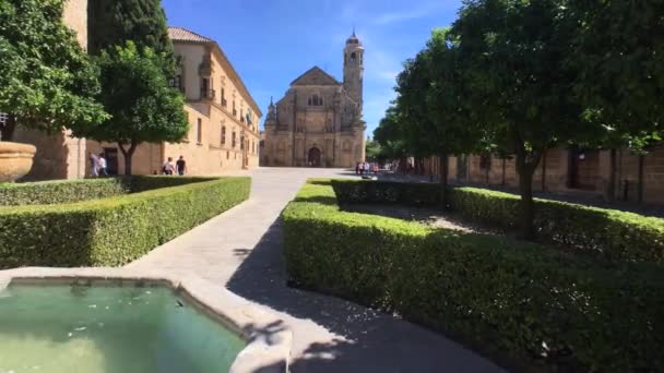 De Heilige kapel van El Salvador (Capilla del Salvador) in Plaza de Vazquez de Molina met het Parador hotel aan de linkerkant, Ubeda, Jaen provincie, Andalusie, Spanje, West-Europa. — Stockvideo